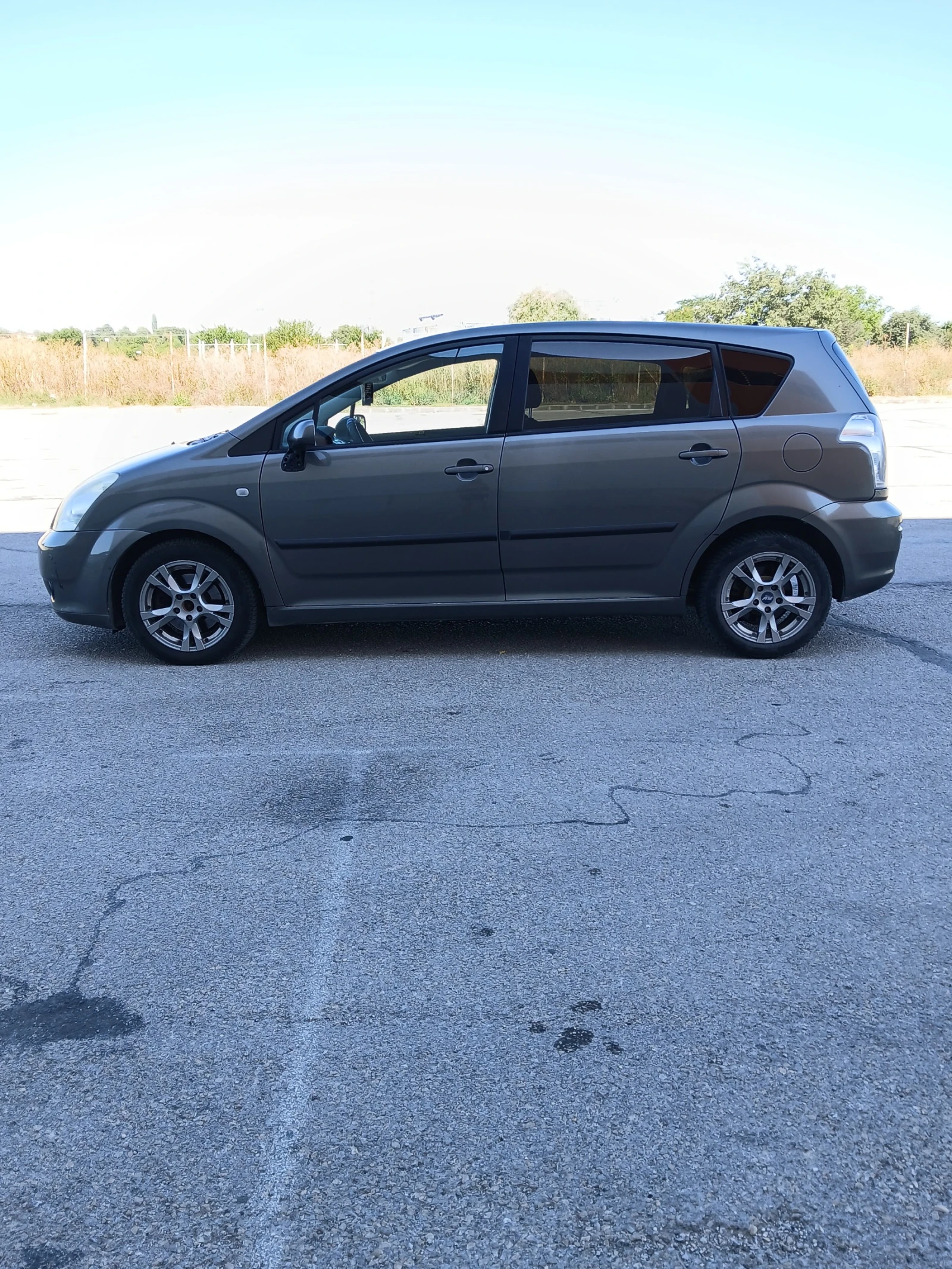 Toyota Corolla verso 2.2 D4D 136к.с.   Напълно обслужена, снимка 6 - Автомобили и джипове - 55510866
