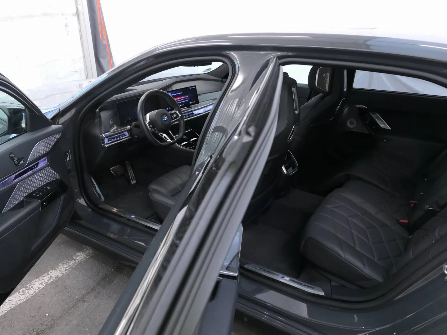 BMW i7 M70 xDrive, снимка 5 - Автомобили и джипове - 56481449