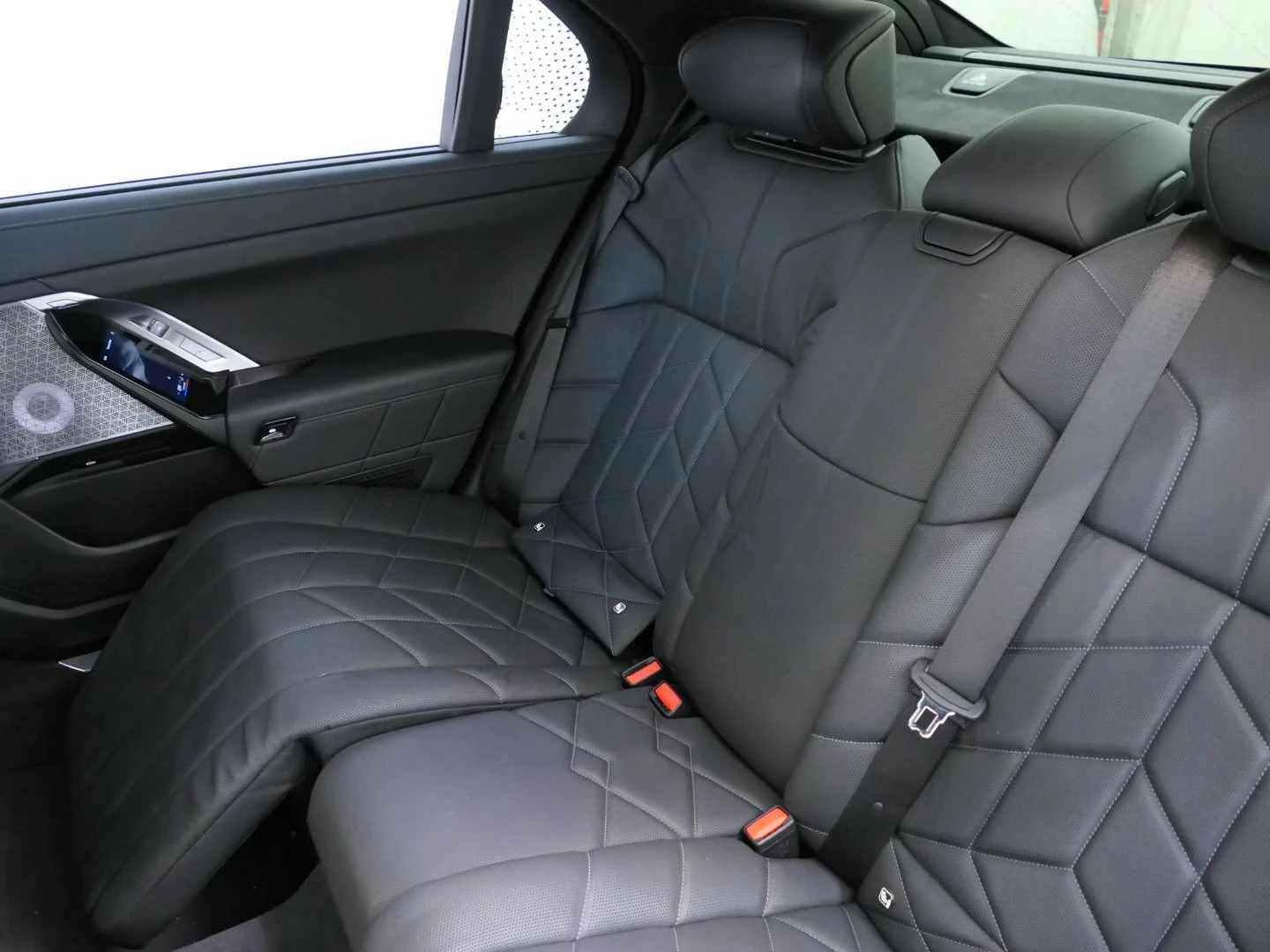 BMW i7 M70 xDrive, снимка 8 - Автомобили и джипове - 56481449