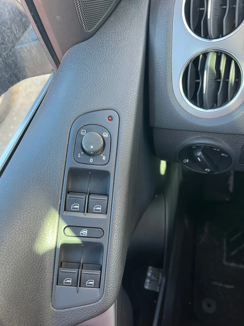VW Tiguan 2.0 4x4, снимка 9 - Автомобили и джипове - 53468560