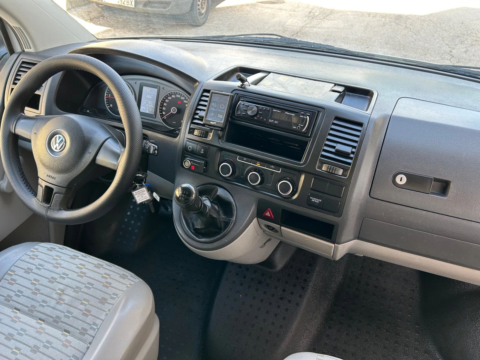 VW Transporter 2.0TDI MAXI 2 СТР. ВРАТИ, снимка 15 - Бусове и автобуси - 54721403