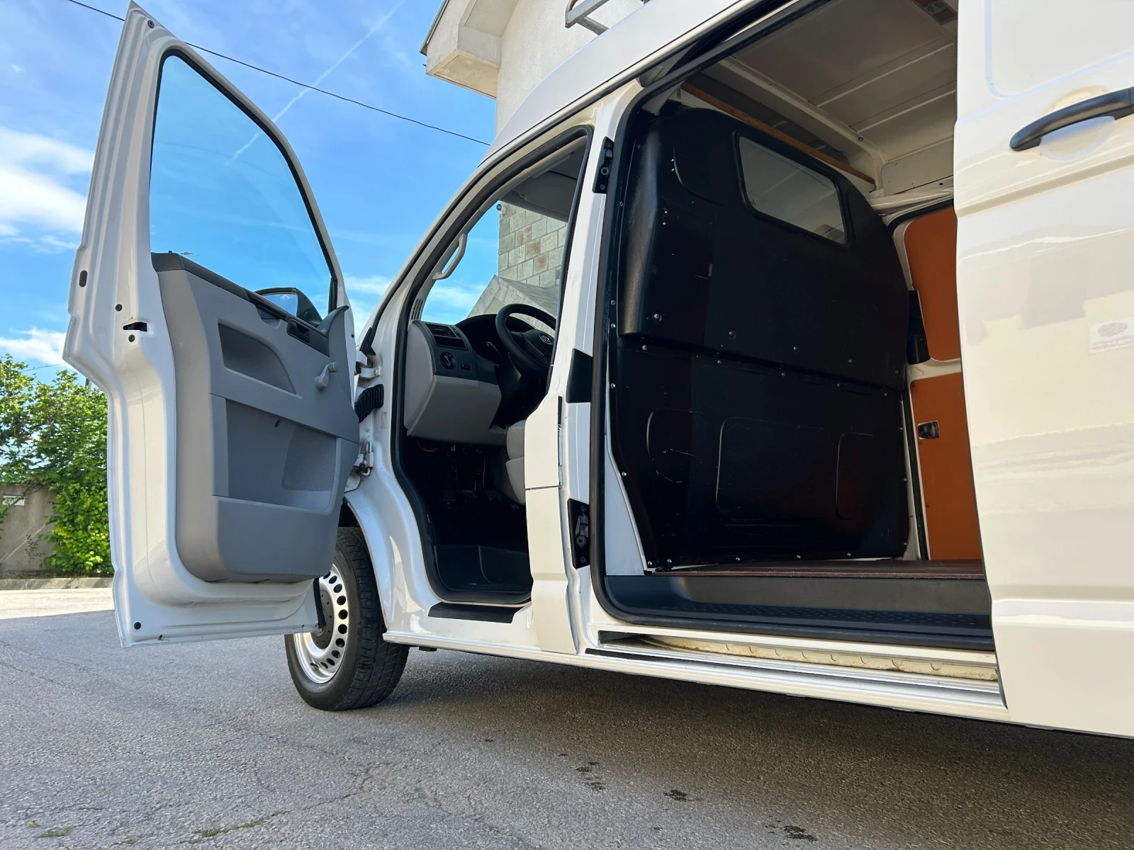 VW Transporter 2.0TDI MAXI 2 СТР. ВРАТИ, снимка 11 - Бусове и автобуси - 54721403