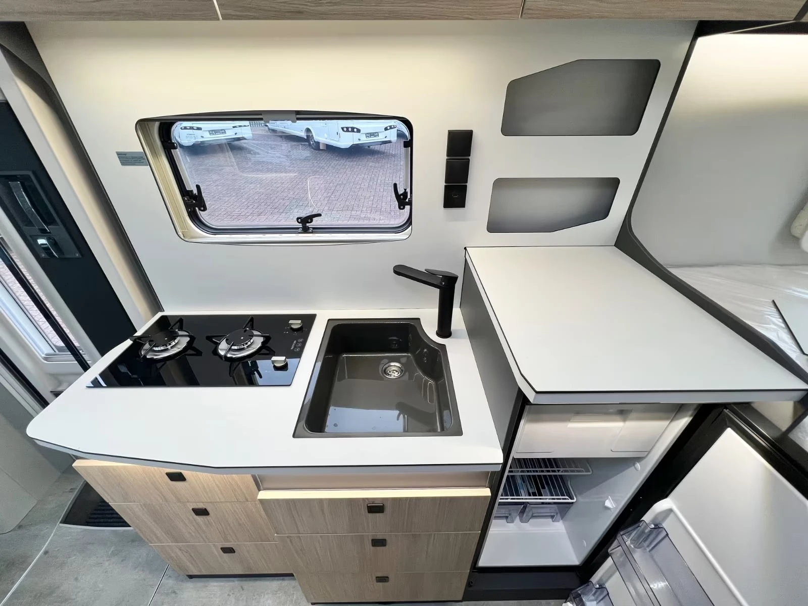 Кемпер Frankia NEO AL-KO Black-Line MB , снимка 6 - Каравани и кемпери - 54079882