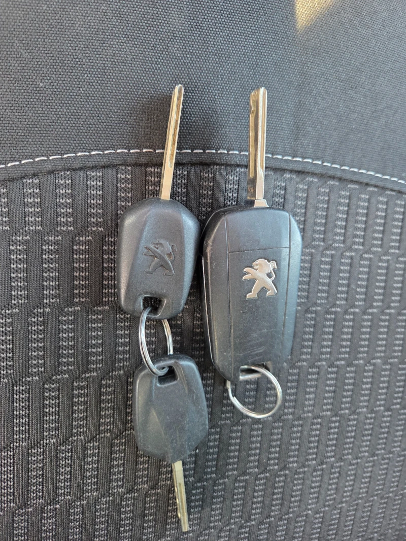 Peugeot 208 1.6HDi-ЕВРО 6, снимка 11 - Автомобили и джипове - 53108460