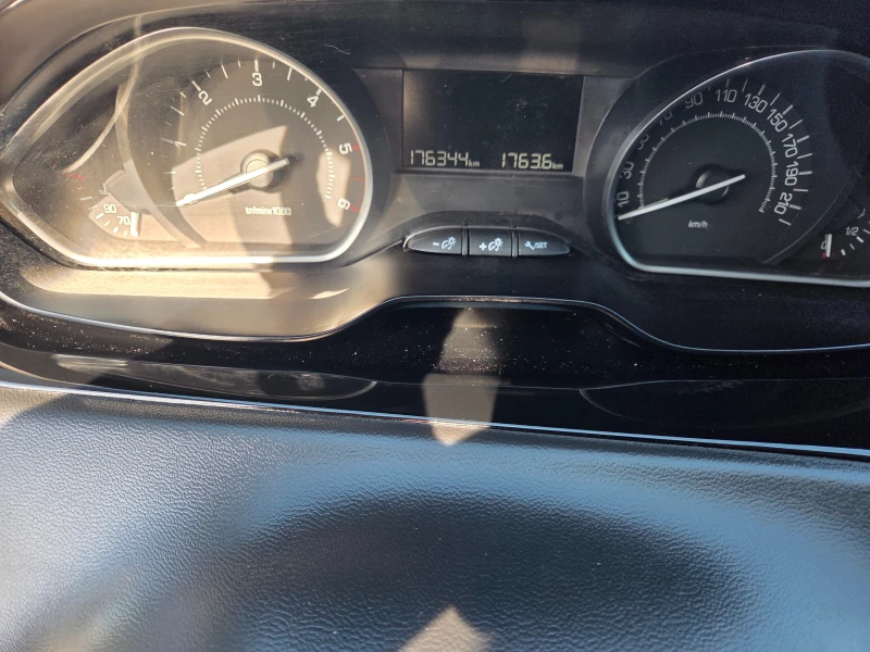 Peugeot 208 1.6HDi-ЕВРО 6, снимка 12 - Автомобили и джипове - 53108460