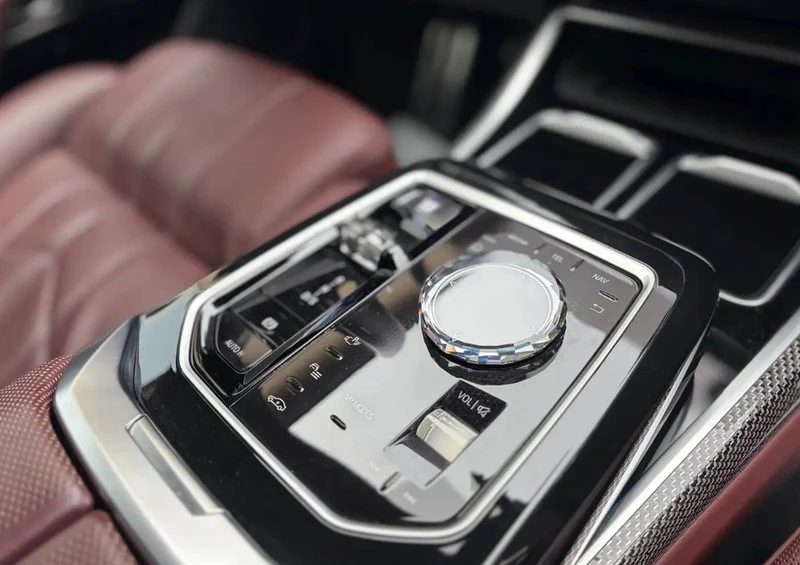 BMW 750 e xDrive M-Paket TV, снимка 7 - Автомобили и джипове - 56726256