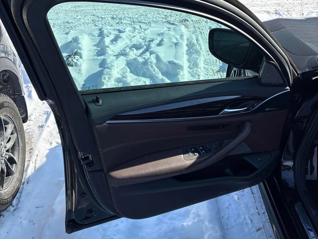 BMW 550 * xDrive * ДИСТРОНИК * 360 * H/K * ОБДУХВАНЕ  - изображение 10