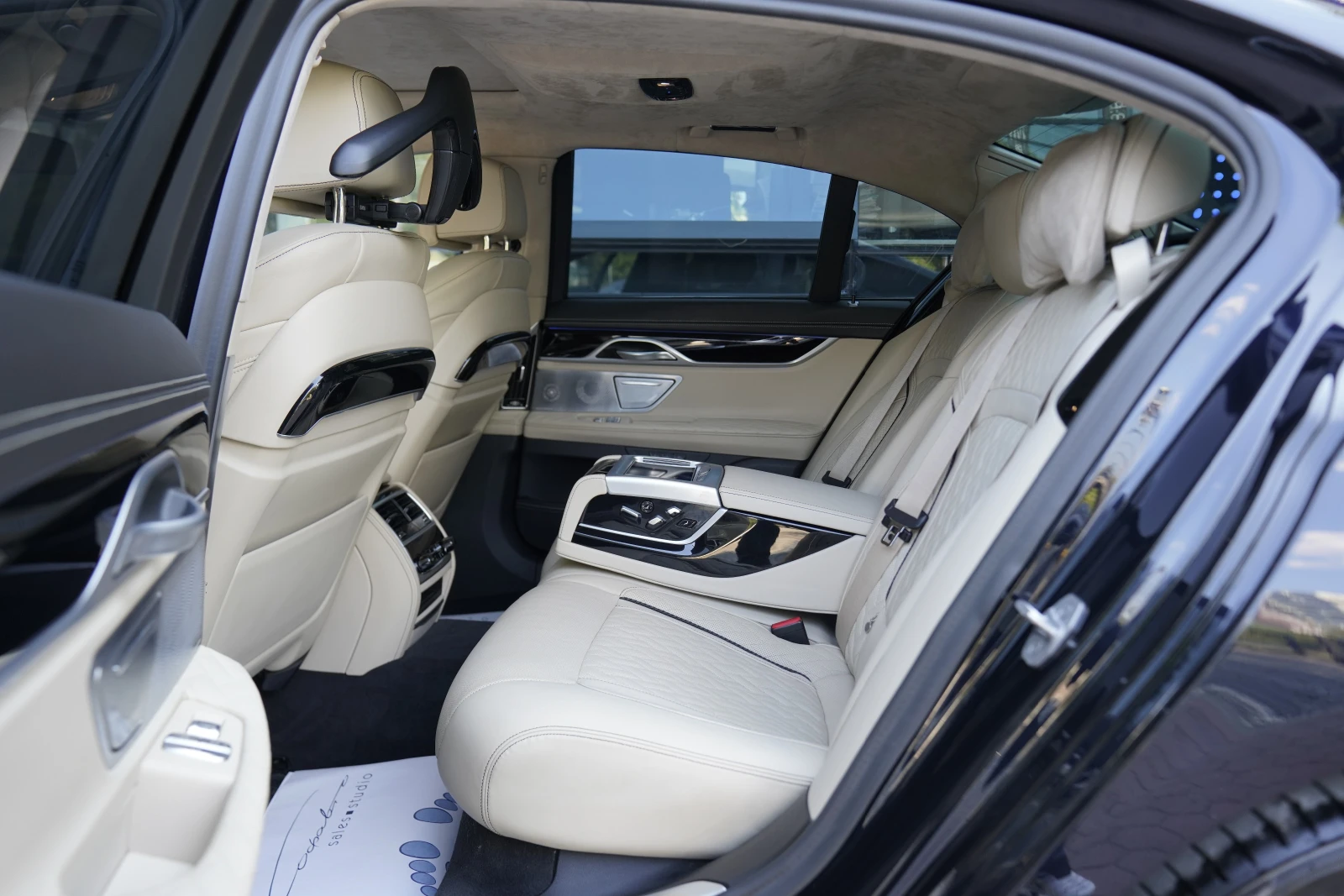 BMW 750 i xDrive M Package Individual, снимка 11 - Автомобили и джипове - 55170555