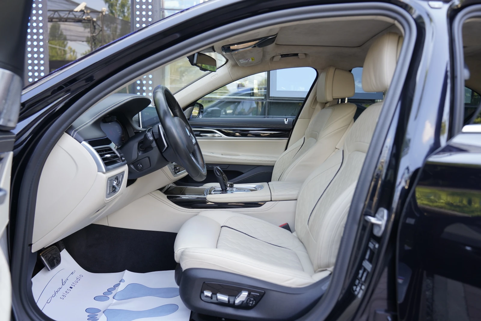 BMW 750 i xDrive M Package Individual, снимка 9 - Автомобили и джипове - 55170555
