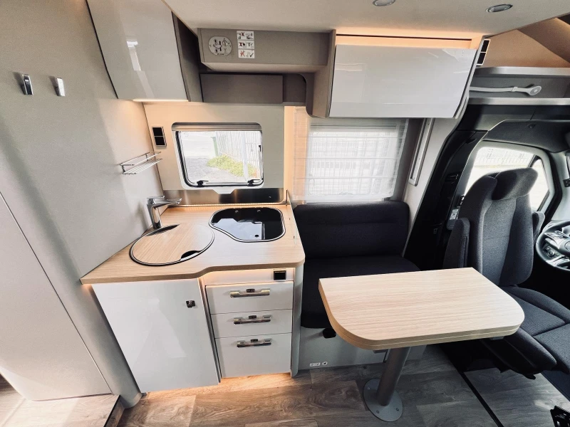 Кемпер HYMER / ERIBA MERCEDES S685. 3500 kg. ДВОЕН ПОД КЛИМАТИК, снимка 10 - Каравани и кемпери - 51636726