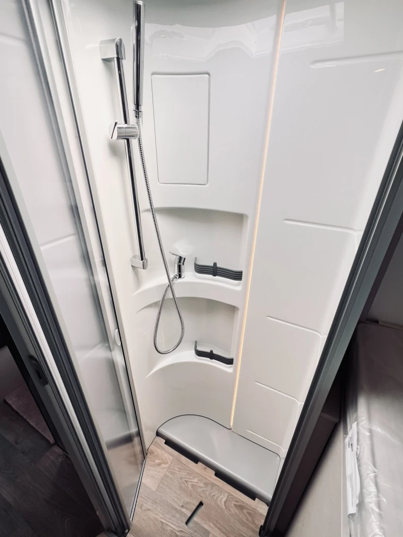 Кемпер HYMER / ERIBA MERCEDES S685. 3500 kg. ДВОЕН ПОД КЛИМАТИК, снимка 15 - Каравани и кемпери - 51636726