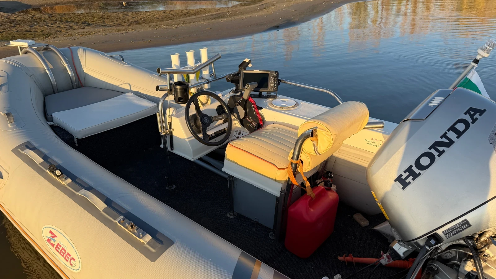 Надуваема лодка Zebec RIB 450 Honda BF50 4 такт, снимка 4 - Воден транспорт - 55993839