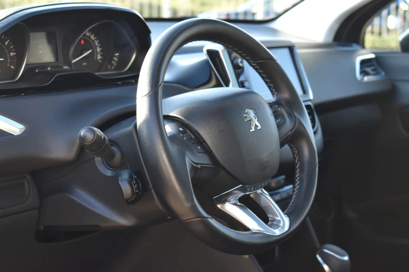 Peugeot 208 1.2i* ALLURE* CAMERA* BRAKE-ASSIST* FULL, снимка 8 - Автомобили и джипове - 48037240