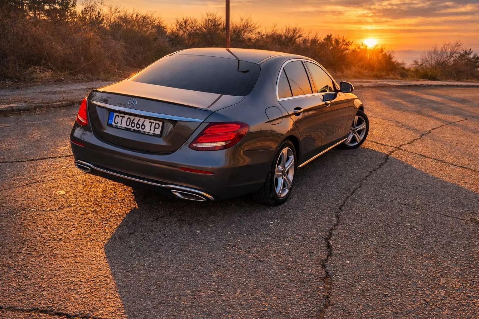 Mercedes-Benz E 220 Сервизна История, снимка 2 - Автомобили и джипове - 53715449