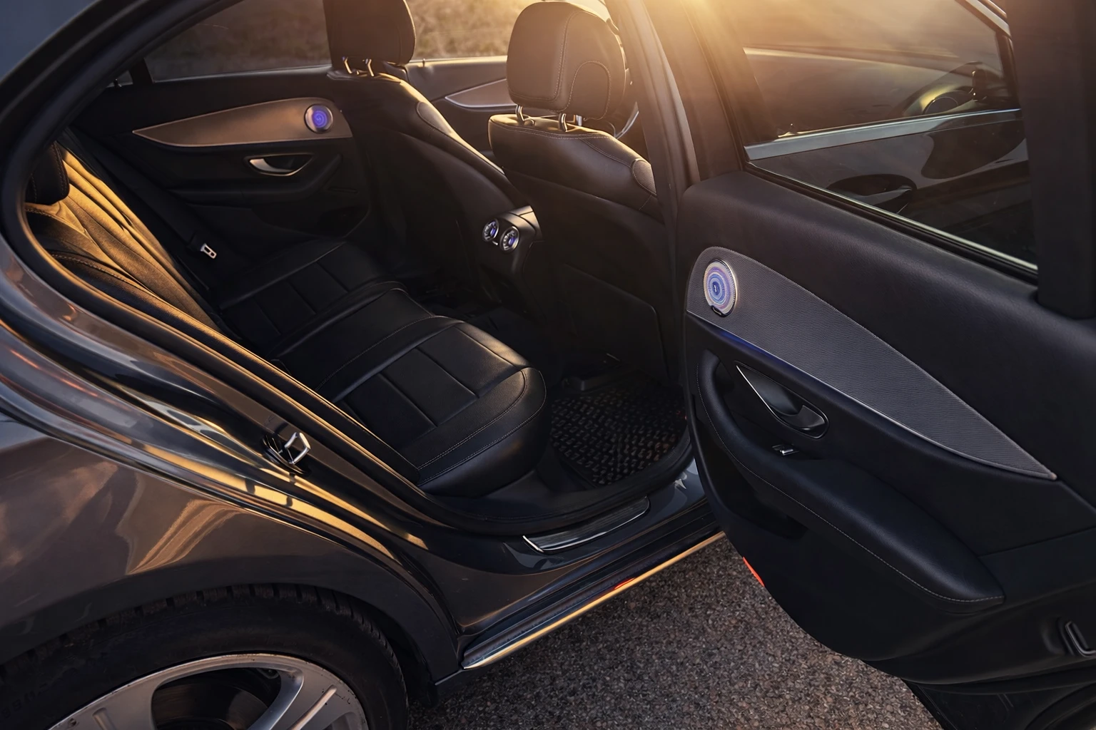 Mercedes-Benz E 220 Сервизна История, снимка 6 - Автомобили и джипове - 53715449