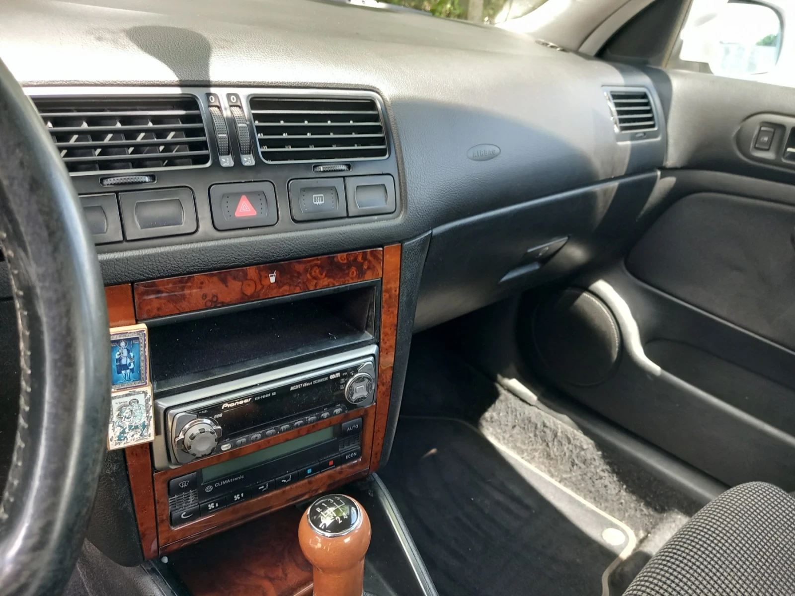 VW Bora 1.6, снимка 11 - Автомобили и джипове - 54874416
