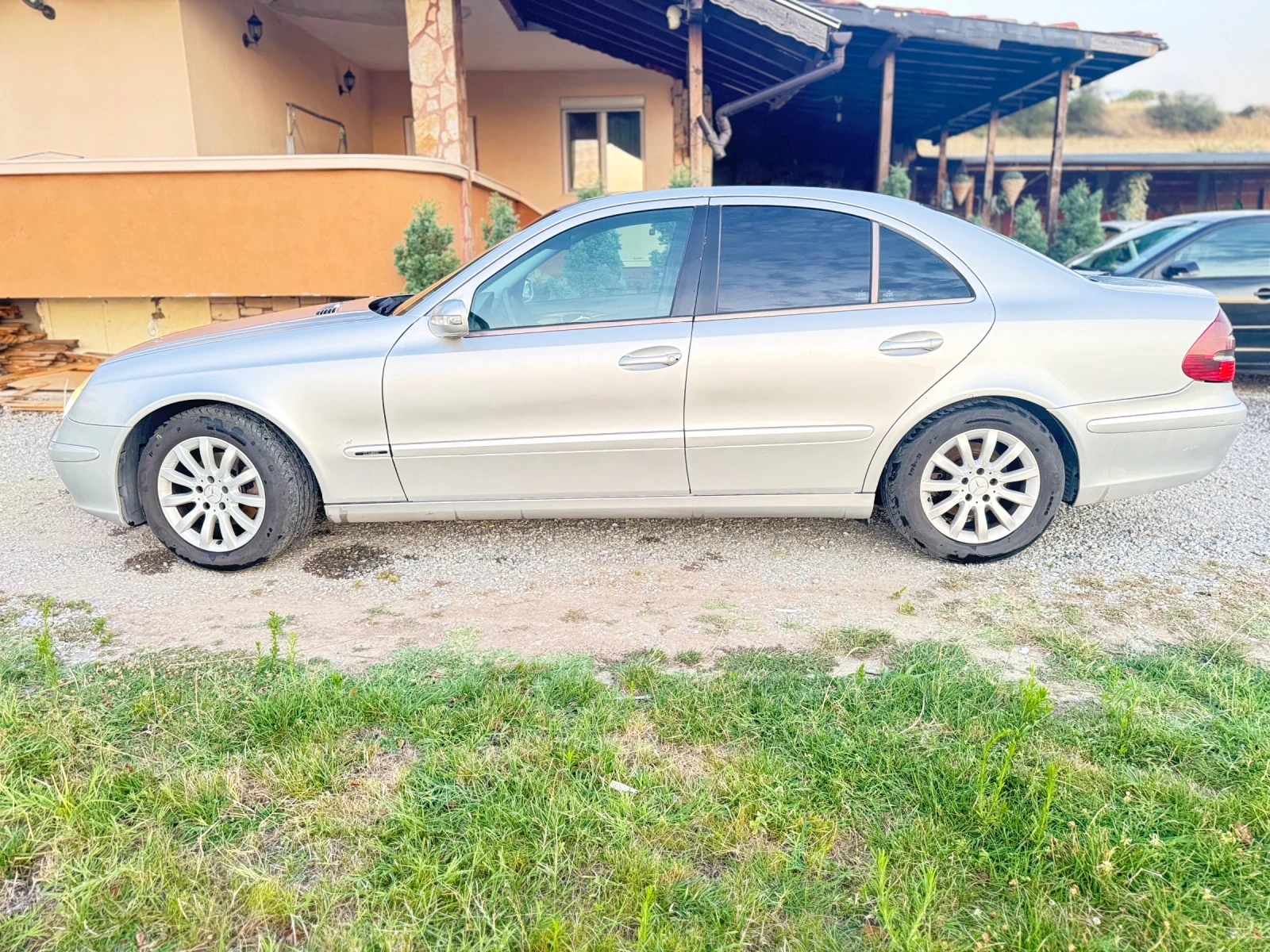 Mercedes-Benz E 220, снимка 2 - Автомобили и джипове - 55560269
