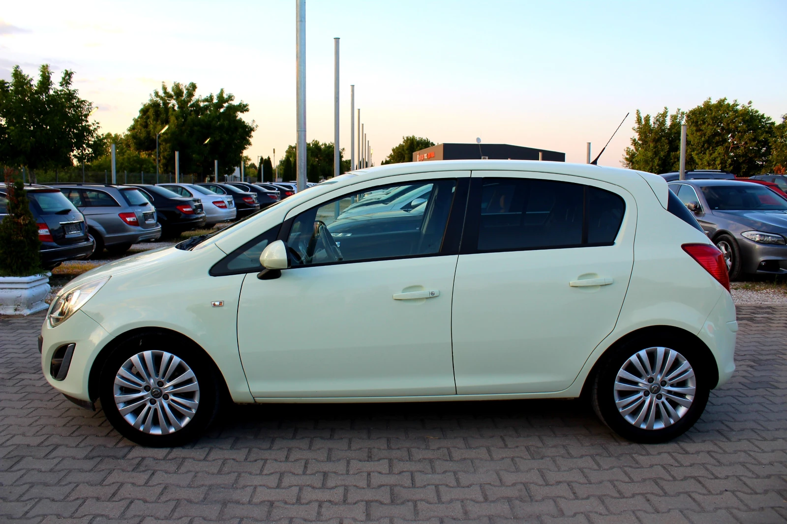 Opel Corsa 1.2 БЕНЗИН/FACELIFT, снимка 4 - Автомобили и джипове - 55647331
