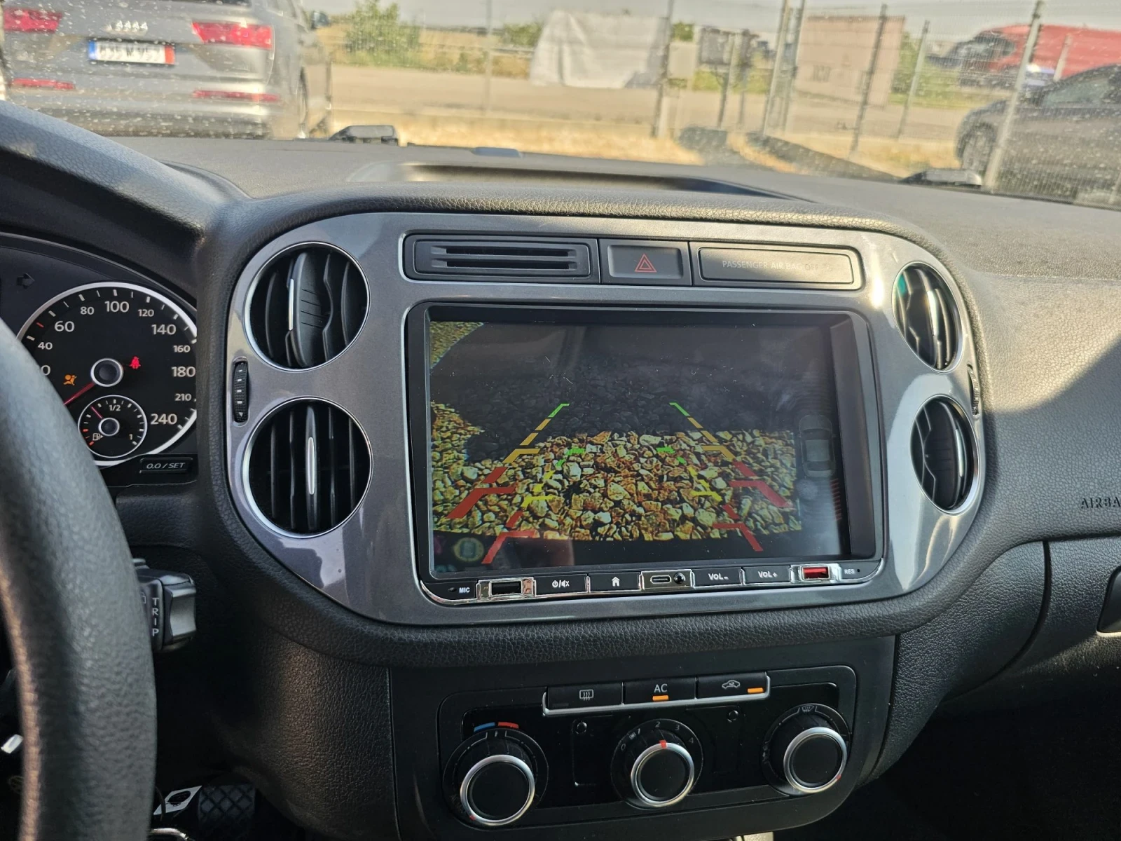 VW Tiguan Facelift 2.0 TDI BlueMotion, снимка 11 - Автомобили и джипове - 55846784