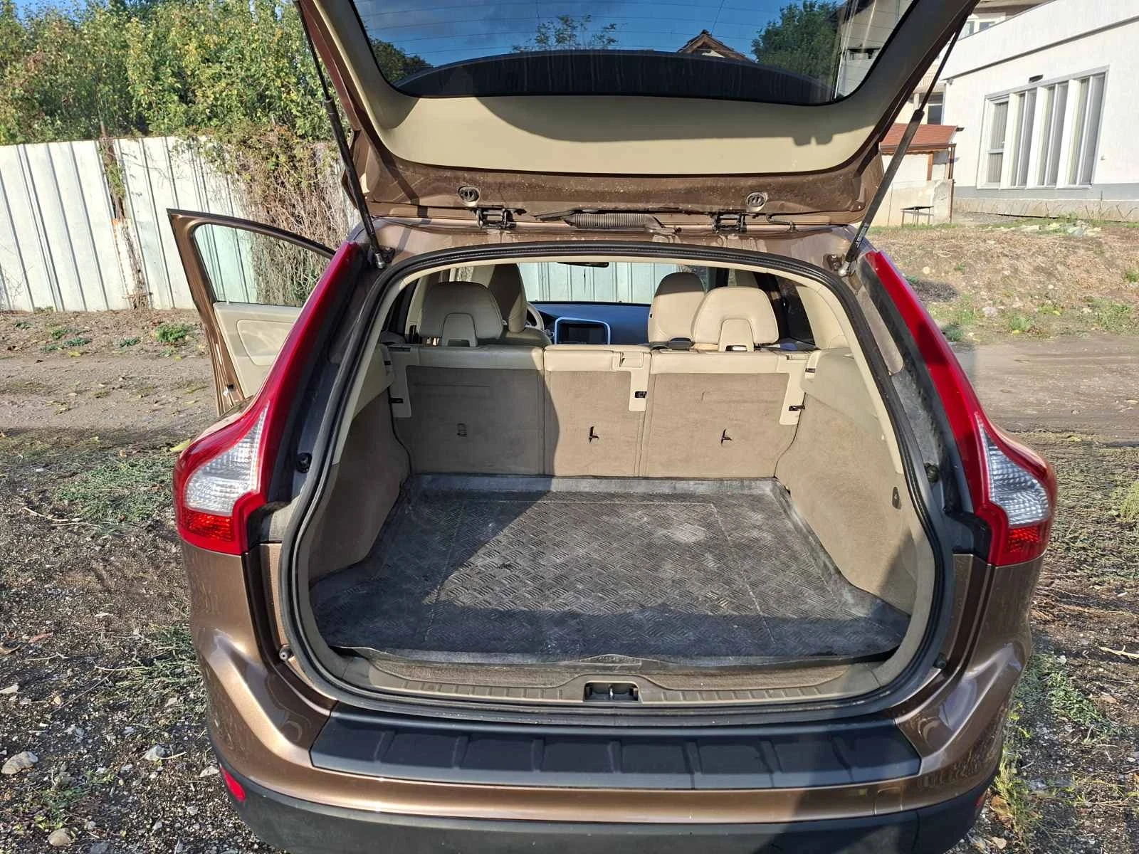 Volvo XC60 D3, снимка 6 - Автомобили и джипове - 56684383