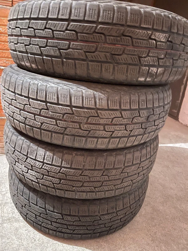 Гуми Зимни 175/65R15, снимка 1 - Гуми и джанти - 47263115