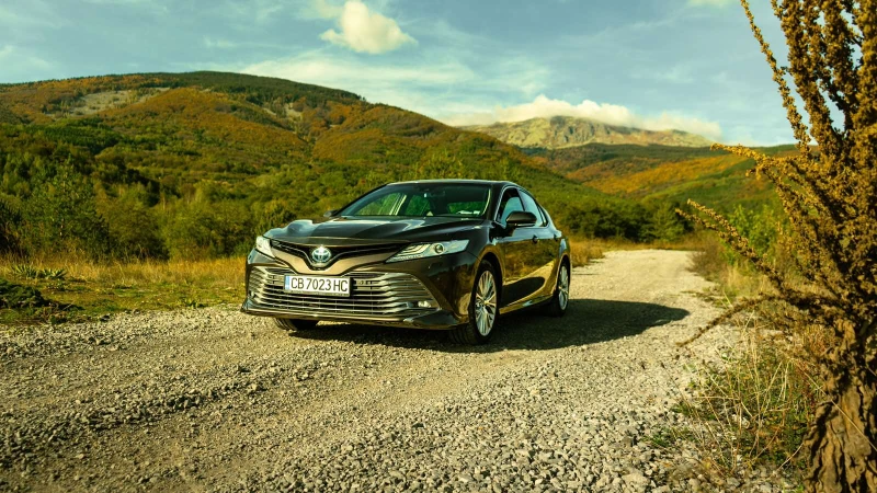 Toyota Camry 2.5 Hybrid, снимка 2 - Автомобили и джипове - 47710400