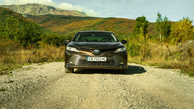 Toyota Camry 2.5 Hybrid, снимка 5 - Автомобили и джипове - 47710400