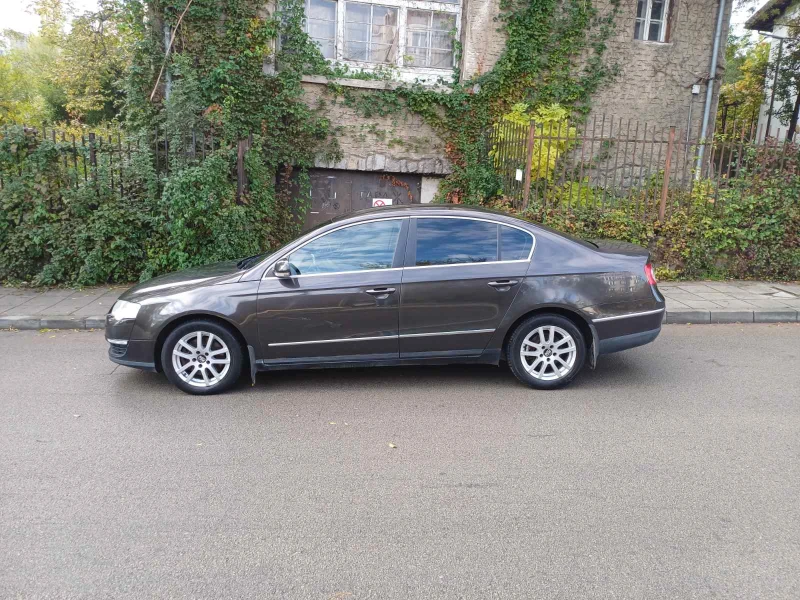 VW Passat 2.0 FSI Comfortline, снимка 2 - Автомобили и джипове - 52657339