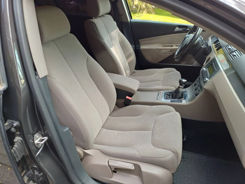 VW Passat 2.0 FSI Comfortline, снимка 12 - Автомобили и джипове - 52657339