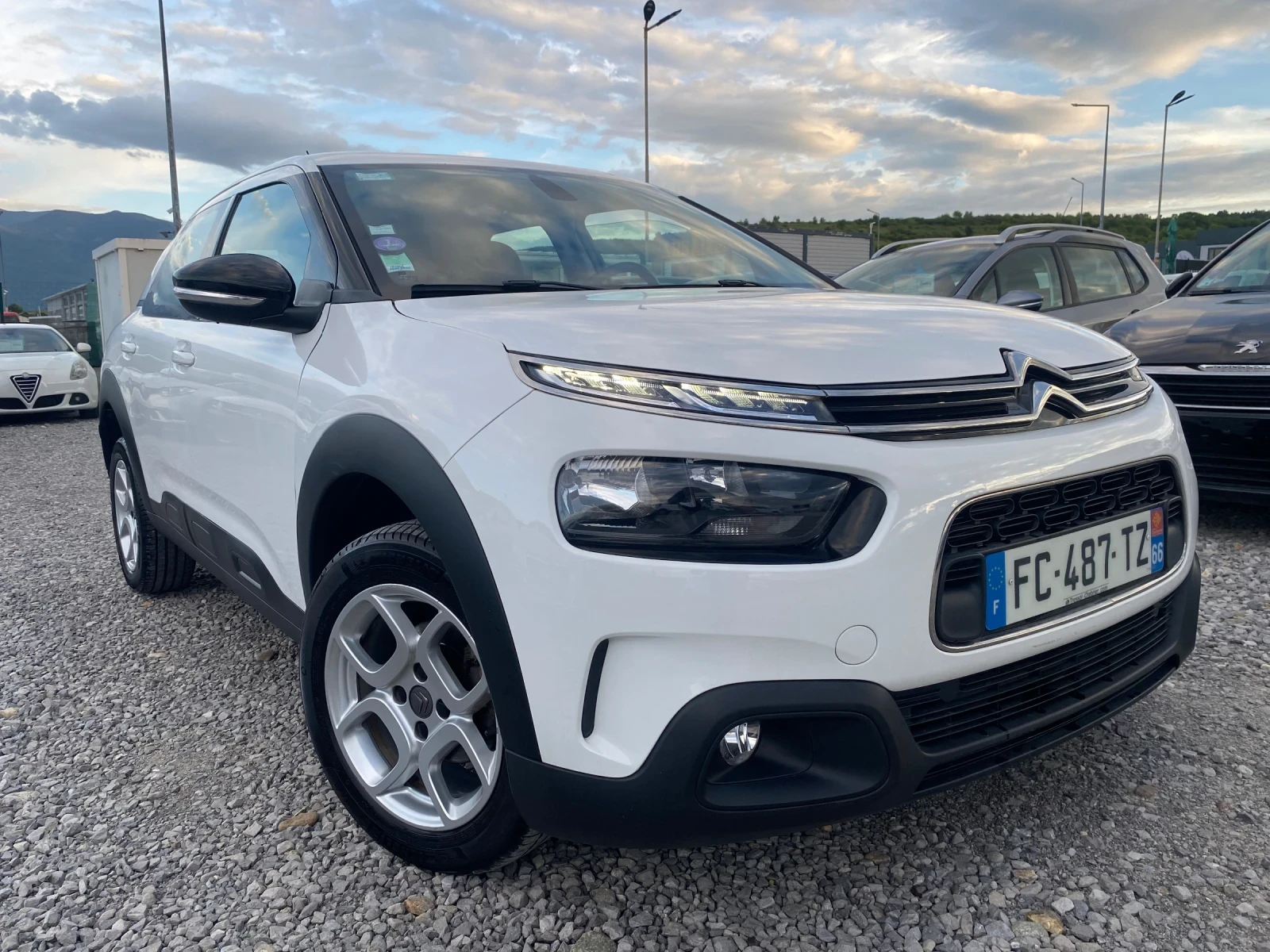 Citroen C4 Cactus 2019 1.2iTURBO 73000km* AUTO* NAVI CARPLAY - изображение 4