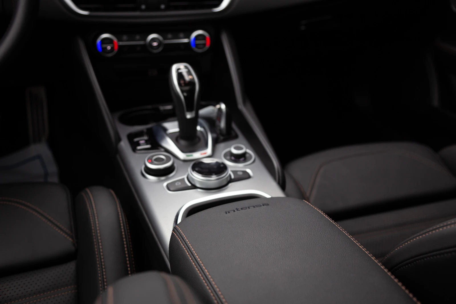 Alfa Romeo Giulia Intensa AWD АвтоКредит (ЦЕНА ДО БГ), снимка 12 - Автомобили и джипове - 53989742