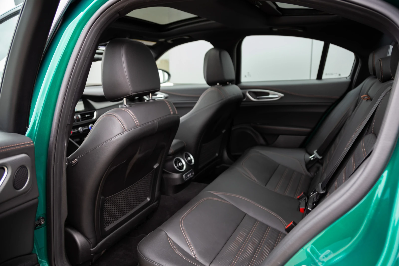 Alfa Romeo Giulia Intensa AWD АвтоКредит (ЦЕНА ДО БГ), снимка 15 - Автомобили и джипове - 53989742