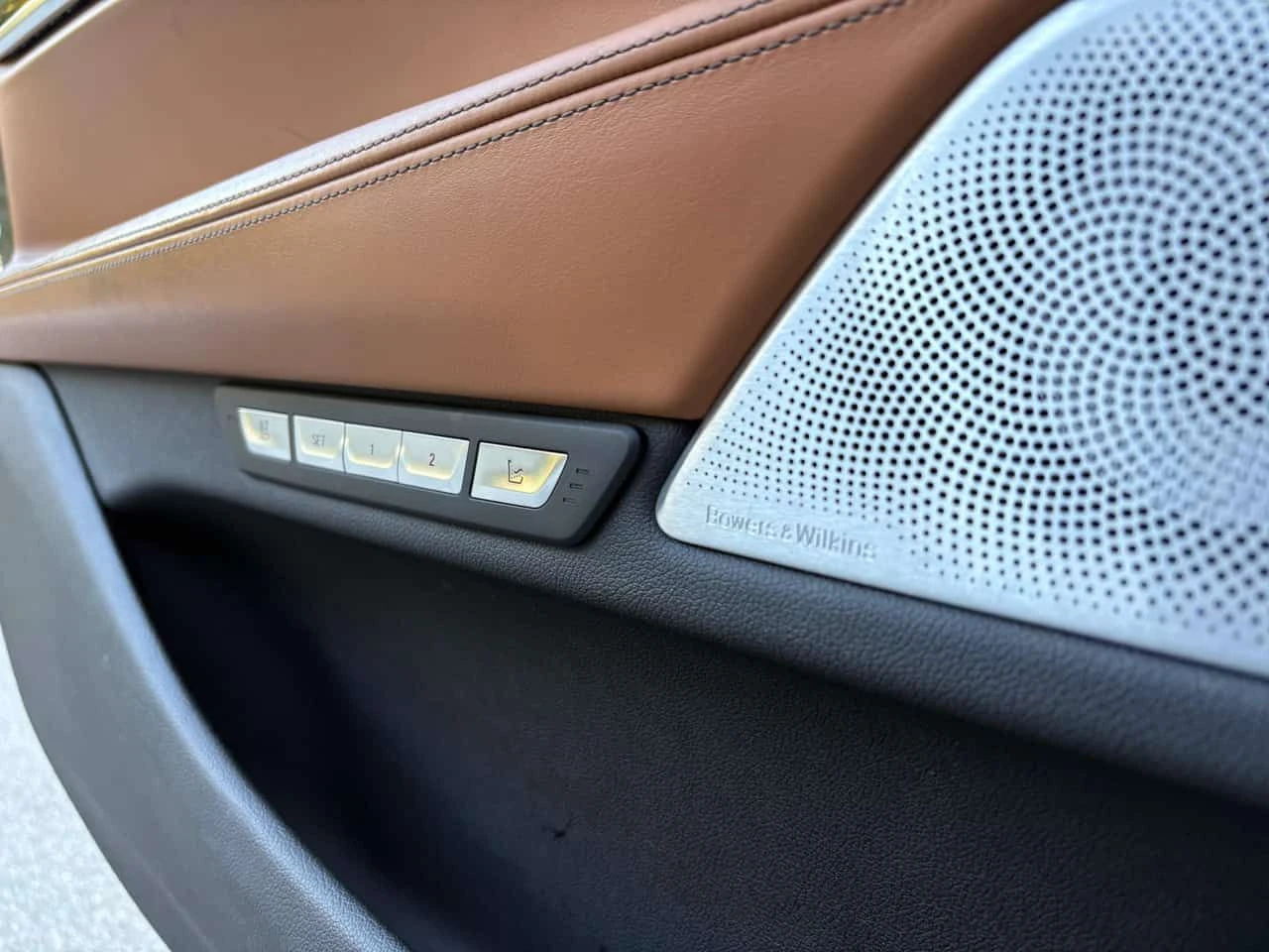 BMW 750 LONG * BOWERS&WILKINS* МАСАЖИ* ДИСТРОНИК* ОБДУХВАН, снимка 13 - Автомобили и джипове - 54429614