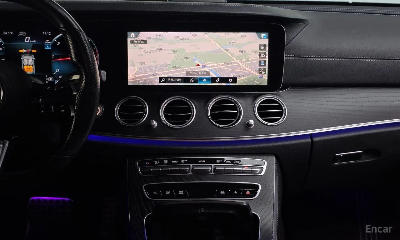 Mercedes-Benz E 220 4MATIC* AMG* BURMESTER* DISTRONIC* 360* КРАЙНА ЦЕН, снимка 12 - Автомобили и джипове - 55445771