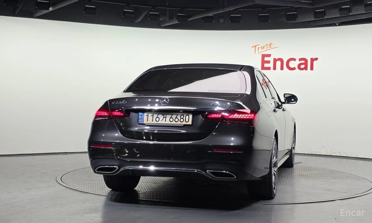 Mercedes-Benz E 220 4MATIC* AMG* BURMESTER* DISTRONIC* 360* КРАЙНА ЦЕН, снимка 3 - Автомобили и джипове - 55445771