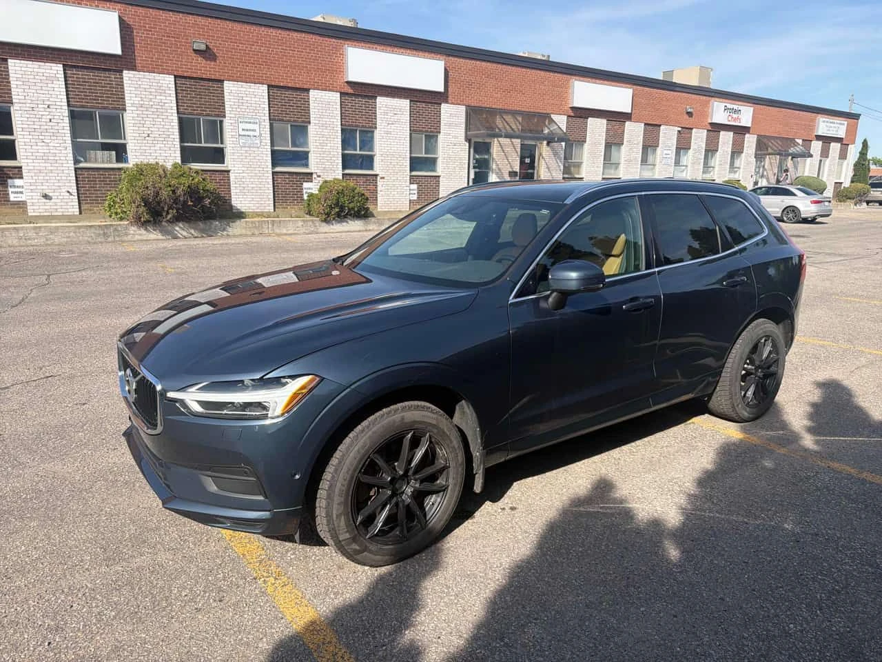 Volvo XC60 Momentum /360/Harman Kardon/автокредит, снимка 2 - Автомобили и джипове - 54760916
