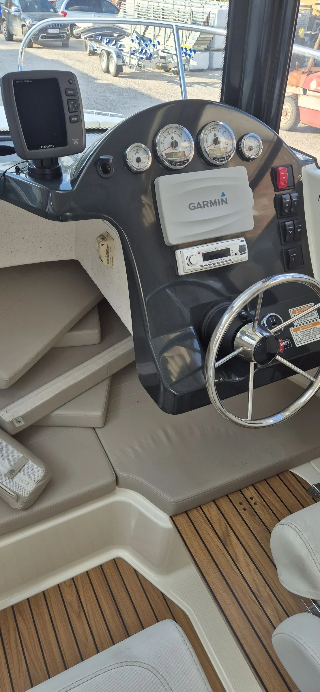 Моторна яхта Quicksilver 605 PILOTHOUSE , снимка 2 - Воден транспорт - 55071769