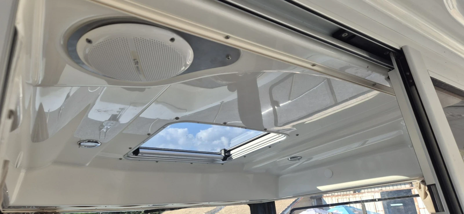 Моторна яхта Quicksilver 605 PILOTHOUSE , снимка 3 - Воден транспорт - 55071769