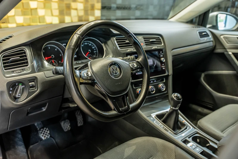 VW Golf 1.6 TDI, снимка 8 - Автомобили и джипове - 51566329