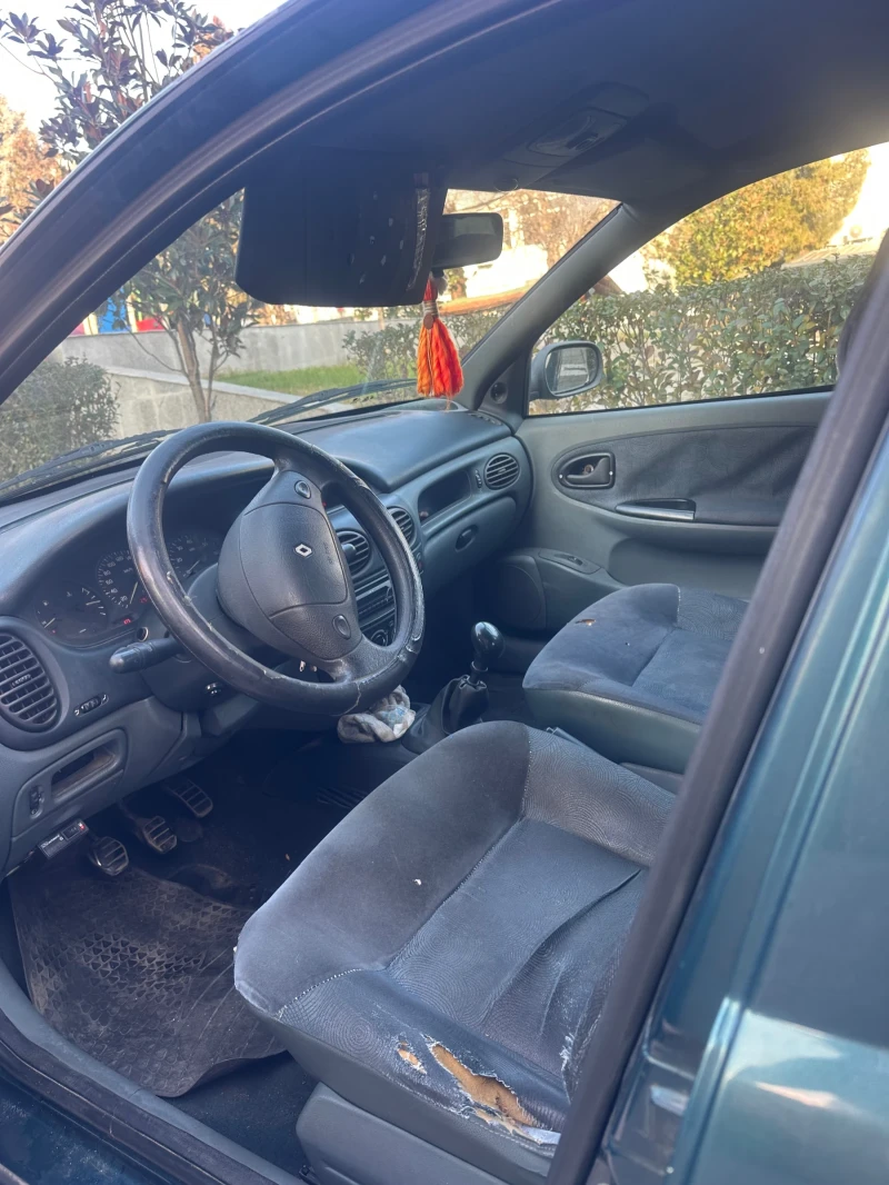 Renault Megane 1.6 L, снимка 9 - Автомобили и джипове - 52866391