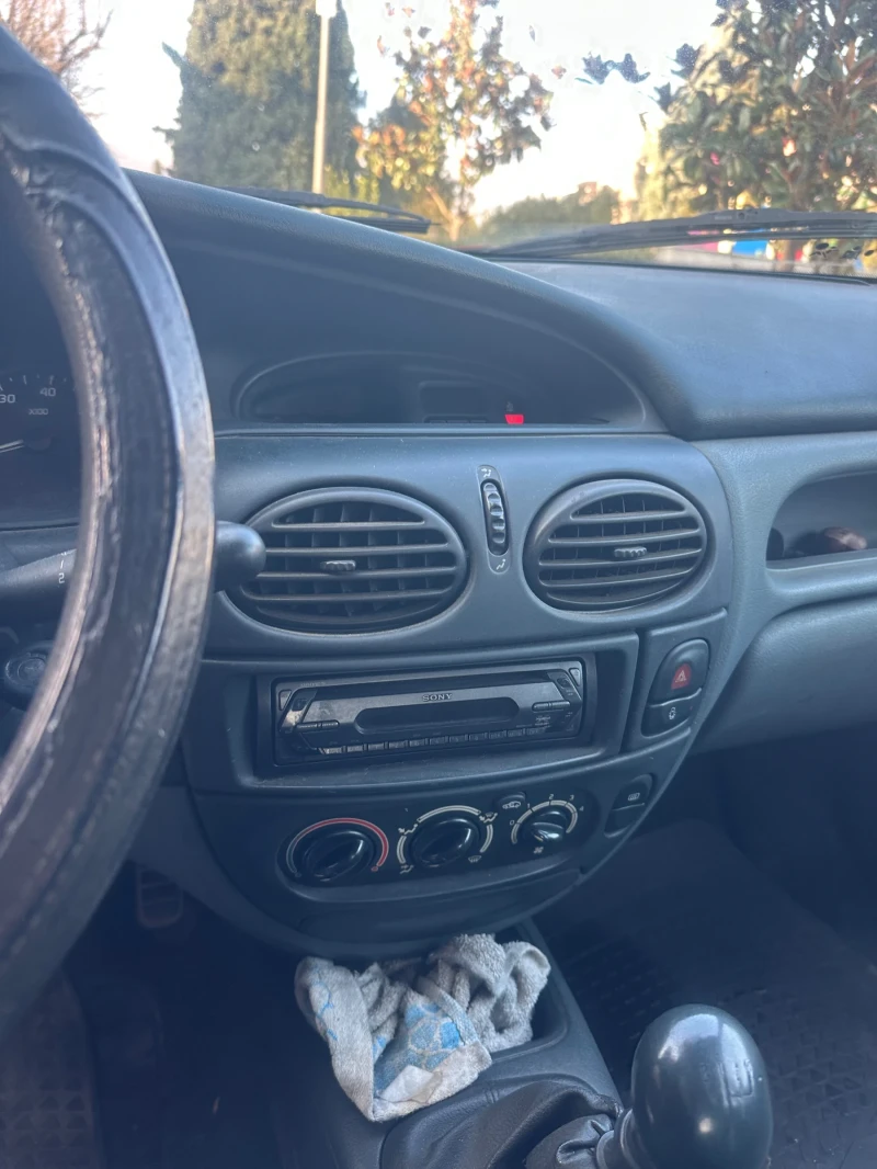 Renault Megane 1.6 L, снимка 11 - Автомобили и джипове - 52866391