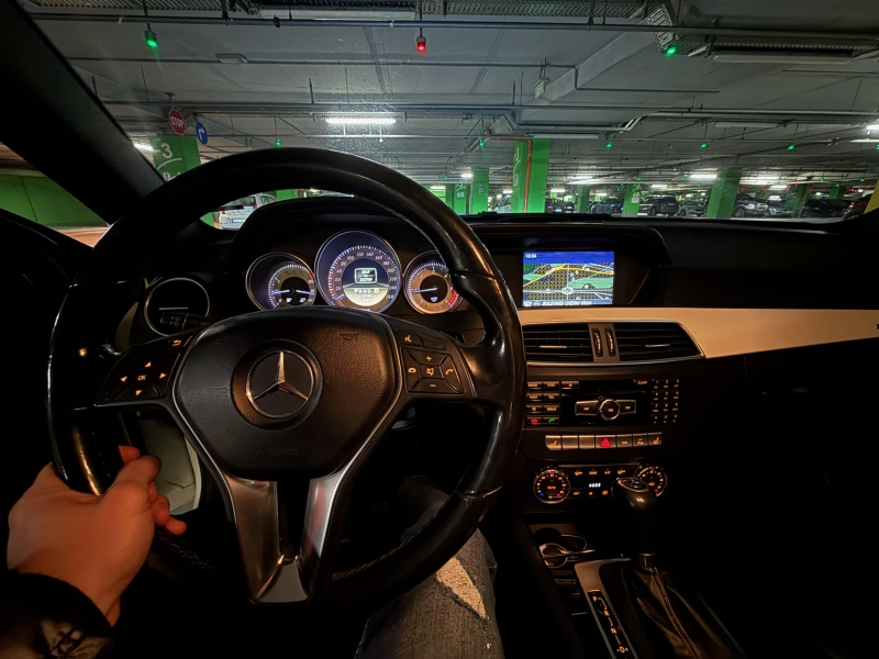 Mercedes-Benz C 220 AMG Пакет Edition 1 Панорама, снимка 9 - Автомобили и джипове - 53143738