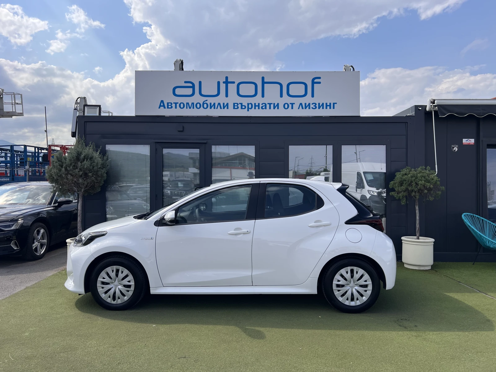 Toyota Yaris TERRA/HYBRID/1.5vvt-i/115K.C./Е-CVT AT - изображение 2