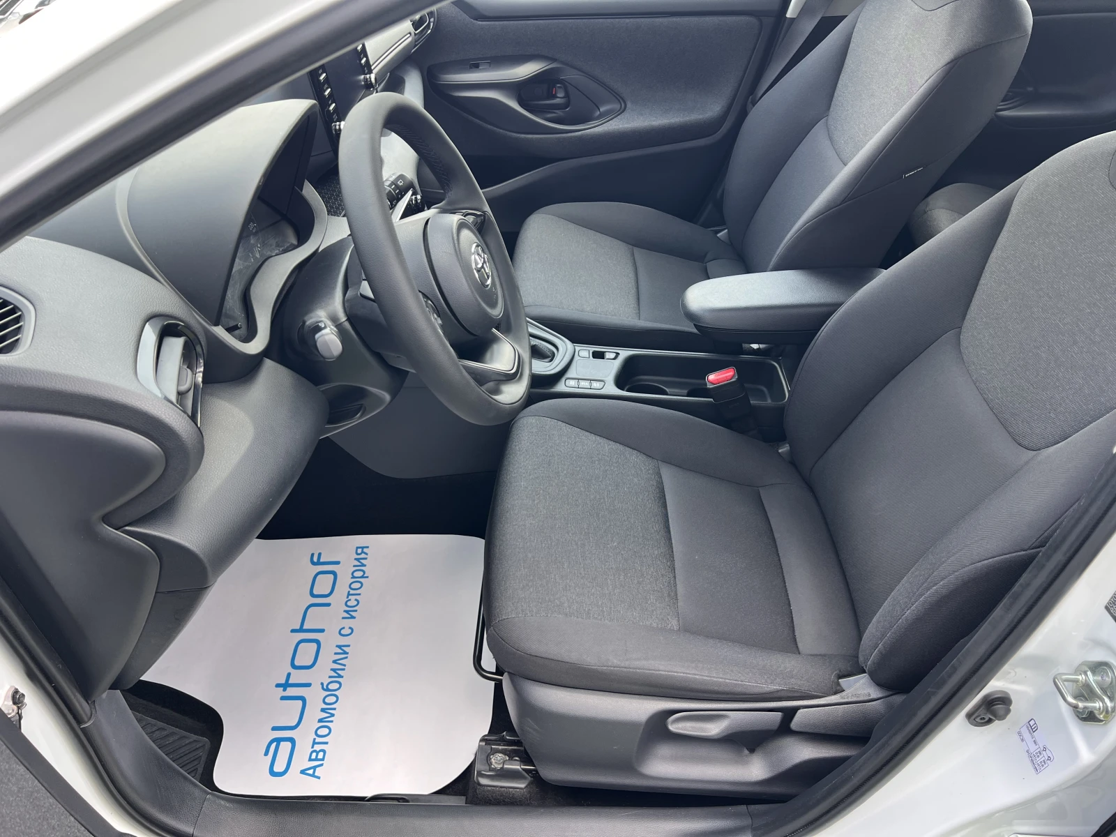 Toyota Yaris TERRA/HYBRID/1.5vvt-i/115K.C./Е-CVT AT - изображение 8