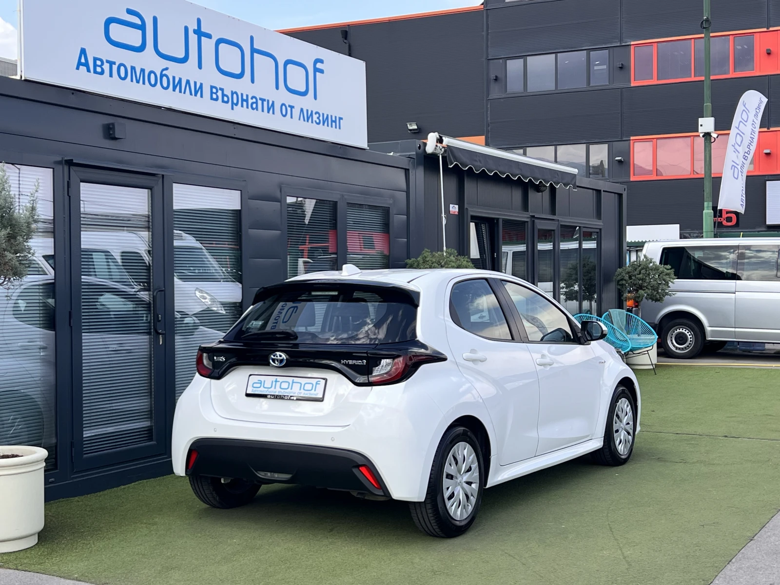 Toyota Yaris TERRA/HYBRID/1.5vvt-i/115K.C./Е-CVT AT - изображение 4