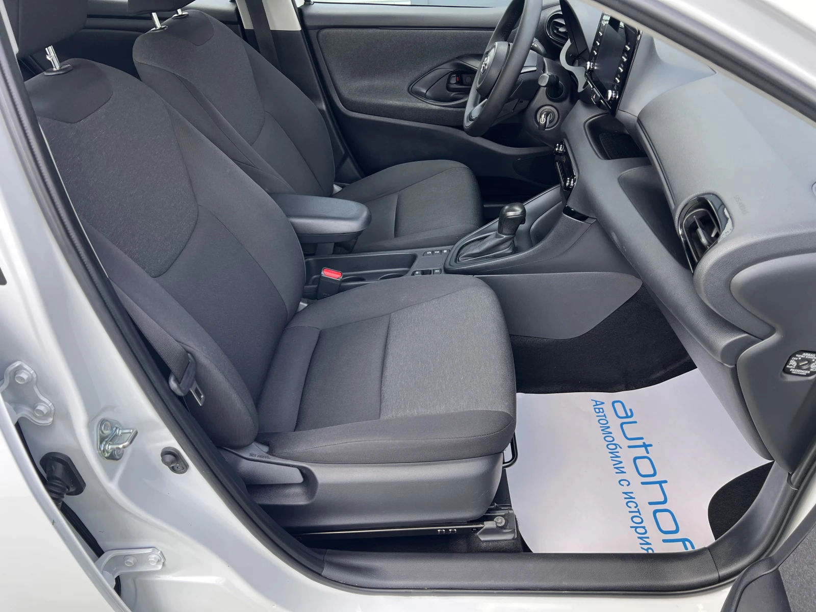 Toyota Yaris TERRA/HYBRID/1.5vvt-i/115K.C./Е-CVT AT - изображение 9