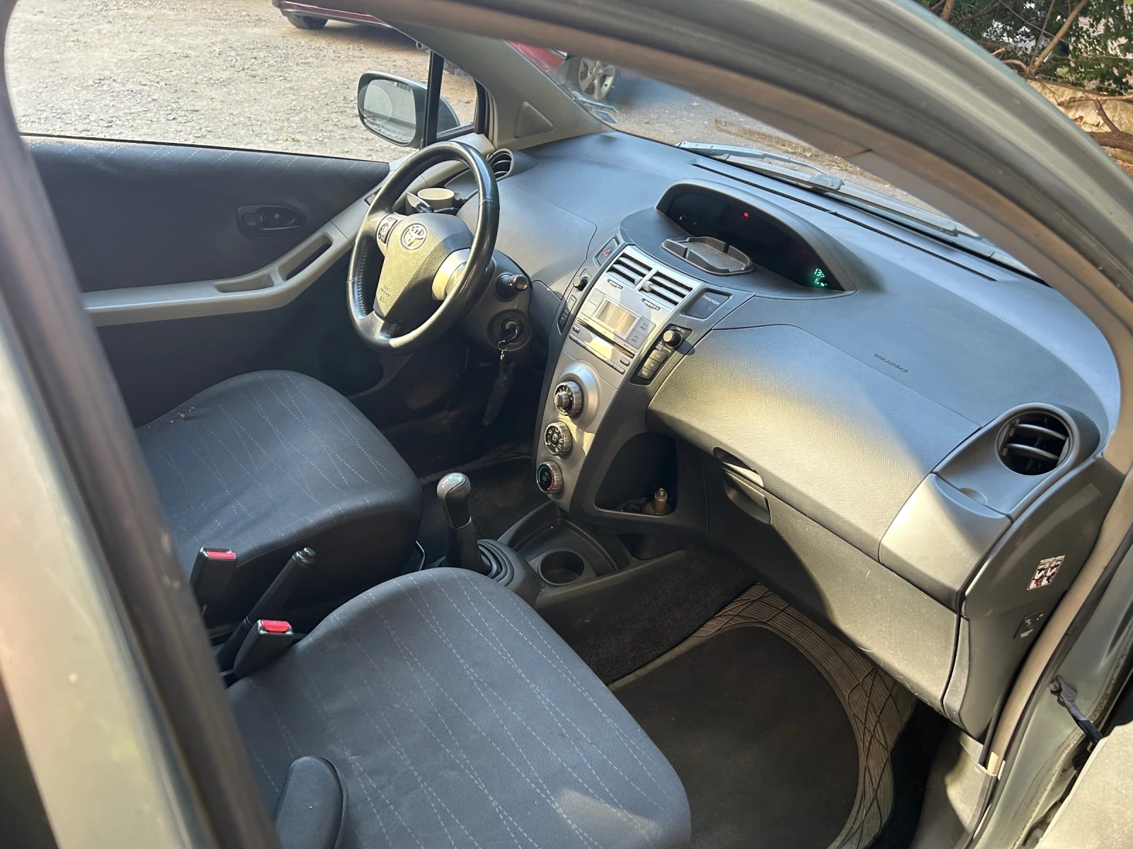 Toyota Yaris 1.0 - изображение 5