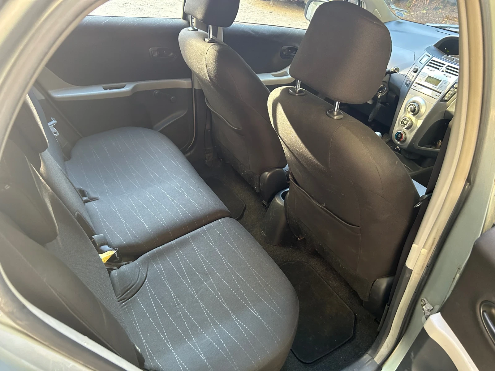 Toyota Yaris 1.0 - изображение 6