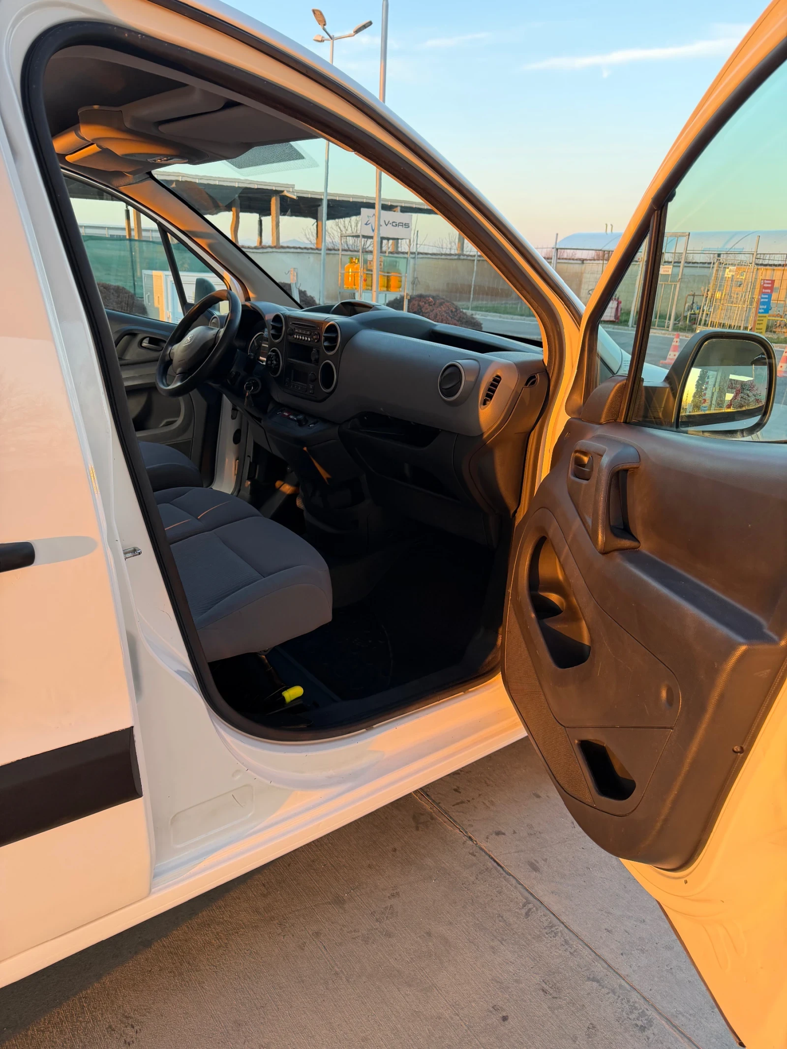 Peugeot Partner Electric , снимка 9 - Автомобили и джипове - 53788885