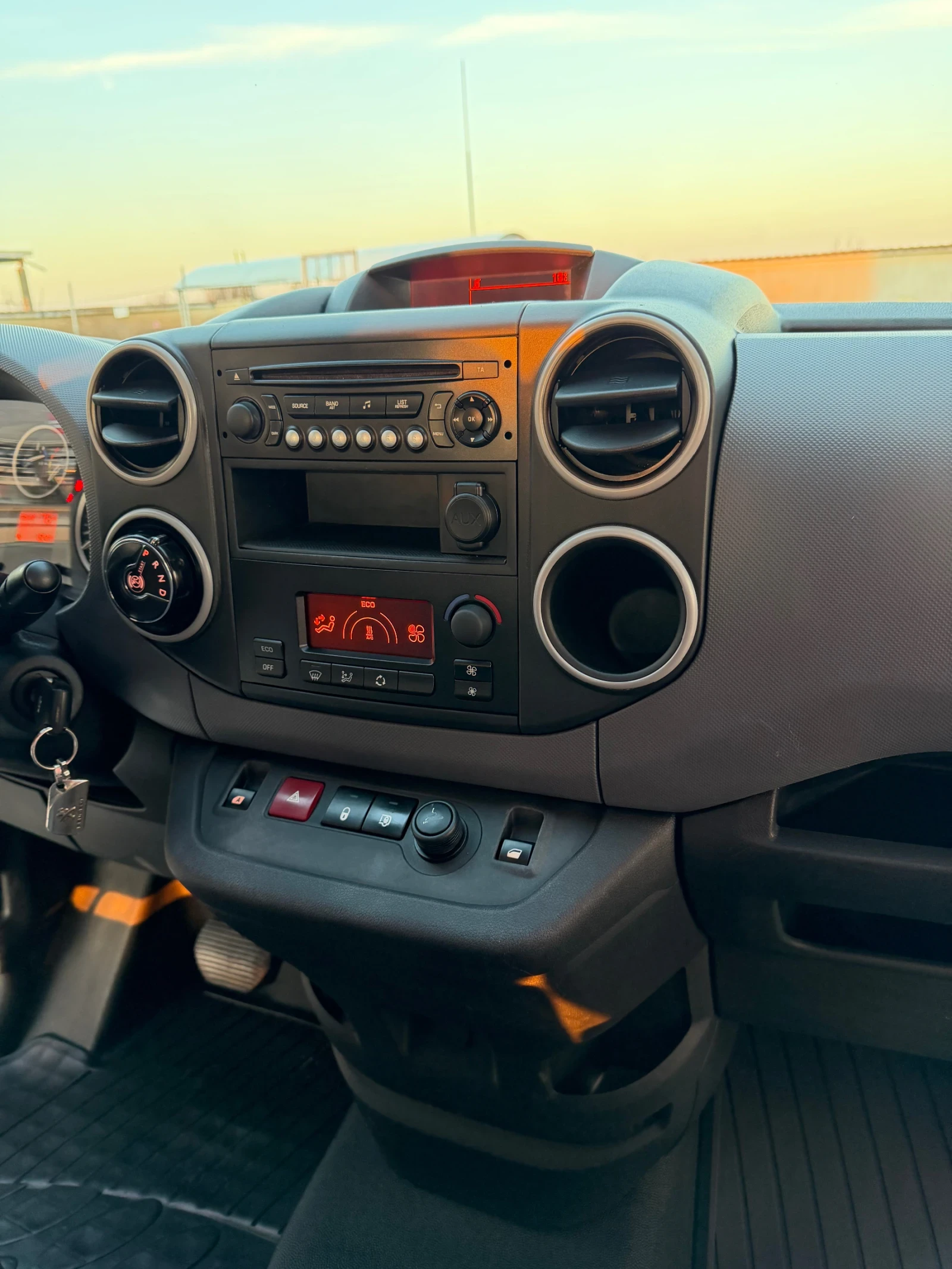 Peugeot Partner Electric , снимка 12 - Автомобили и джипове - 53788885